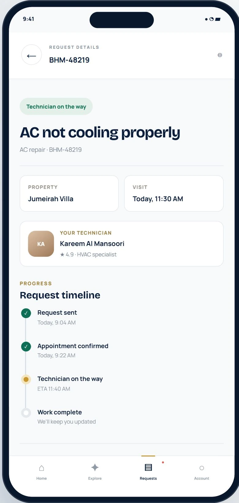 Mobile request detail showing the assigned technician, visit information and a request progress timeline